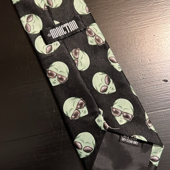 Addiction alien necktie - Picture 3 of 3